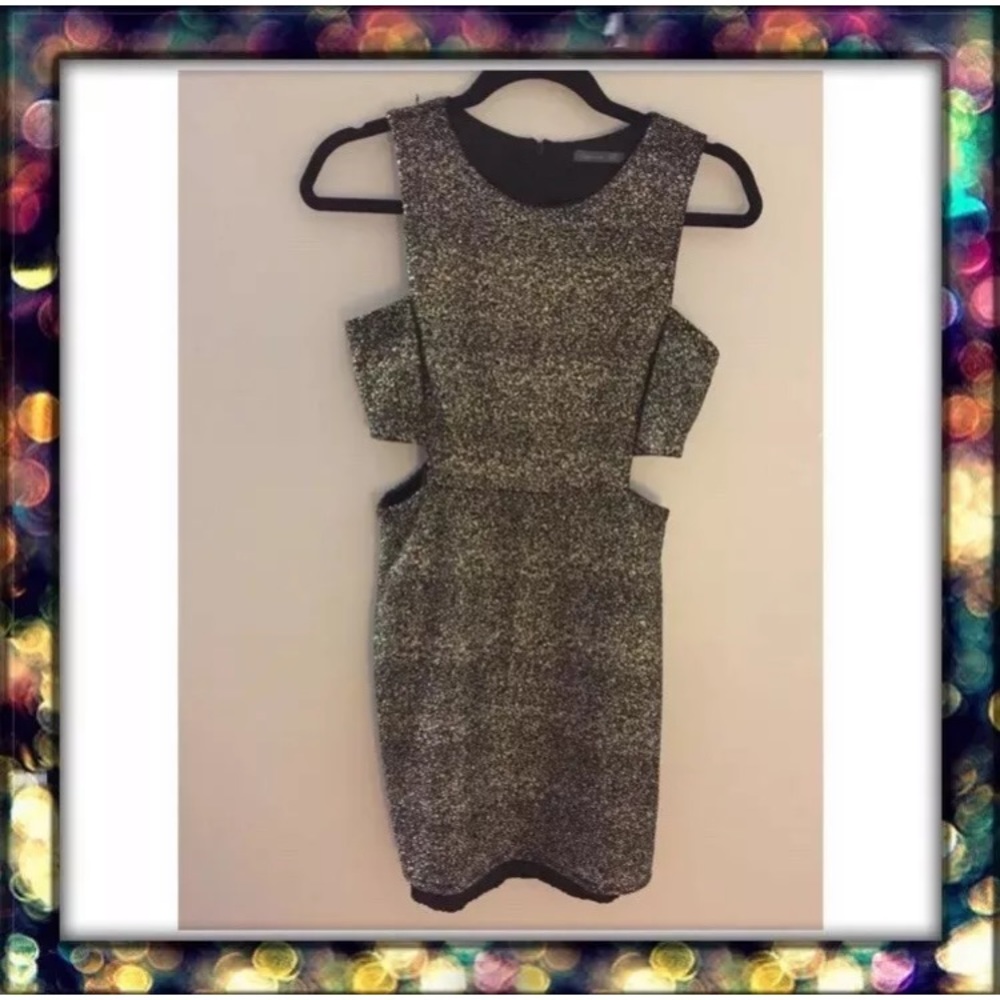 [Soprano] cut-out metallic gold dress